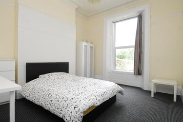 7 bed house, North Road East, North Hill, Plymouth, PL46AQ - Image 1